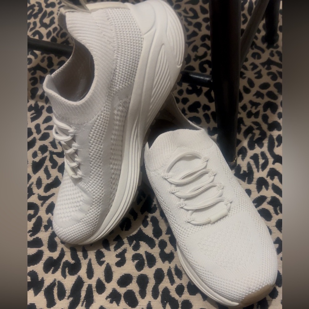 Women's Sketchers sneakers